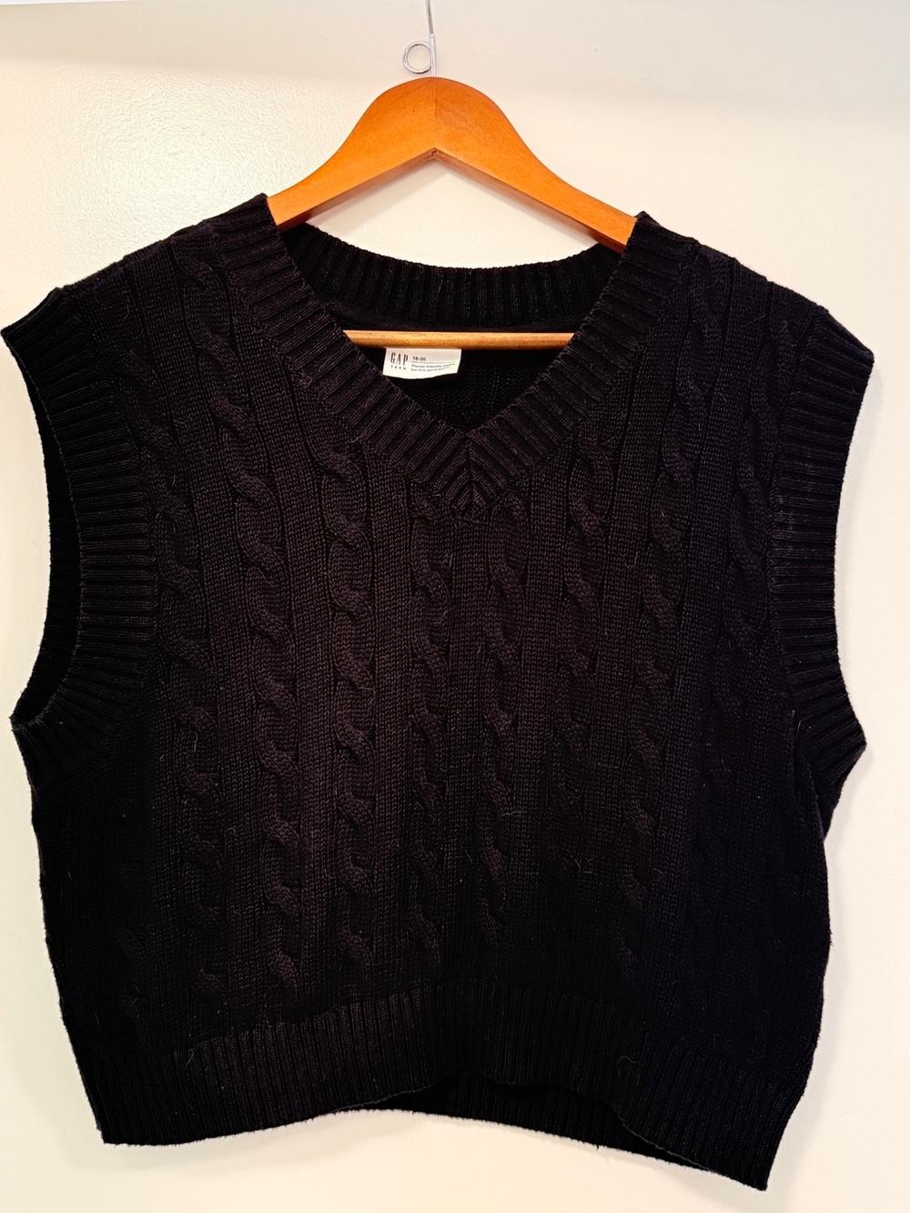 GAP Black Cable-Knit V-Neck Sweater Vest